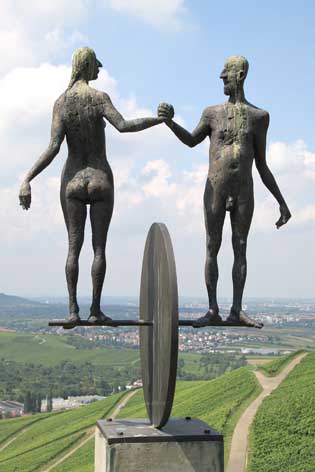 Kunstobjekte und Installationen werden zu Landmarken im Weinberg wie hier am Skulpturenpfad in Strümpfelbach (Württemberg)