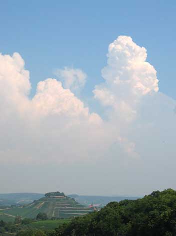 Gewitterwolken können bis in 12 km Höhe aufquellen