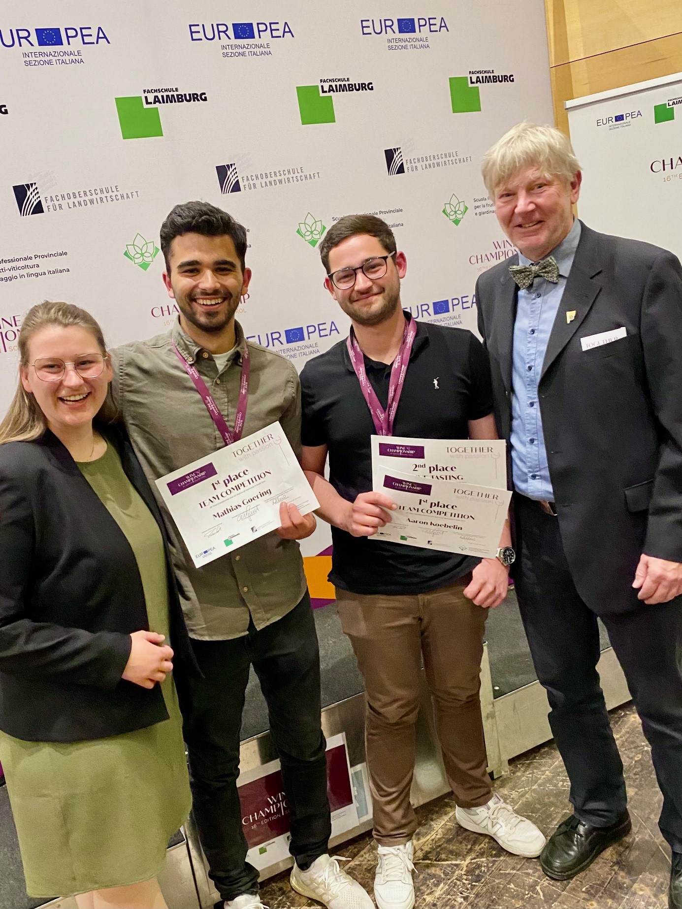 Erfolgreiches Team Weinsberg bei der 16. Wine Championship in Süd Tirol  (Referendarin Katharina Rößler, die beiden Studierenden Mathias Göring und Aaron Köbelin, Team-Leiter Dr. Oliver Schmidt)