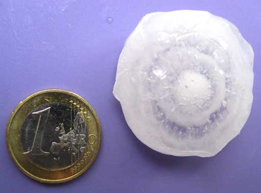 Hagelkorn vom 30.5.08. Der schichtförmige Aufbau ist deutlich zu erkennen