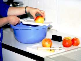 Die Äpfel werden in gleichmäßig dicke Scheiben geschnitten