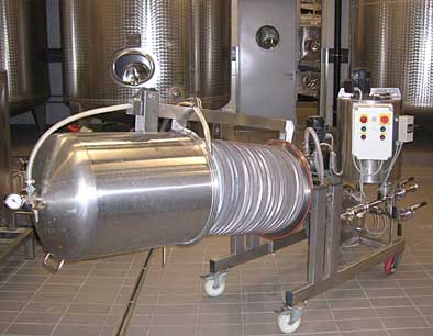 Kieslgurfilter mit horizontal eingebauten Klärelementen zur Mostklärung