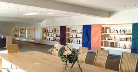 Produktpräsentation im Verkaufsraum des Staatsweingutes Weinsberg