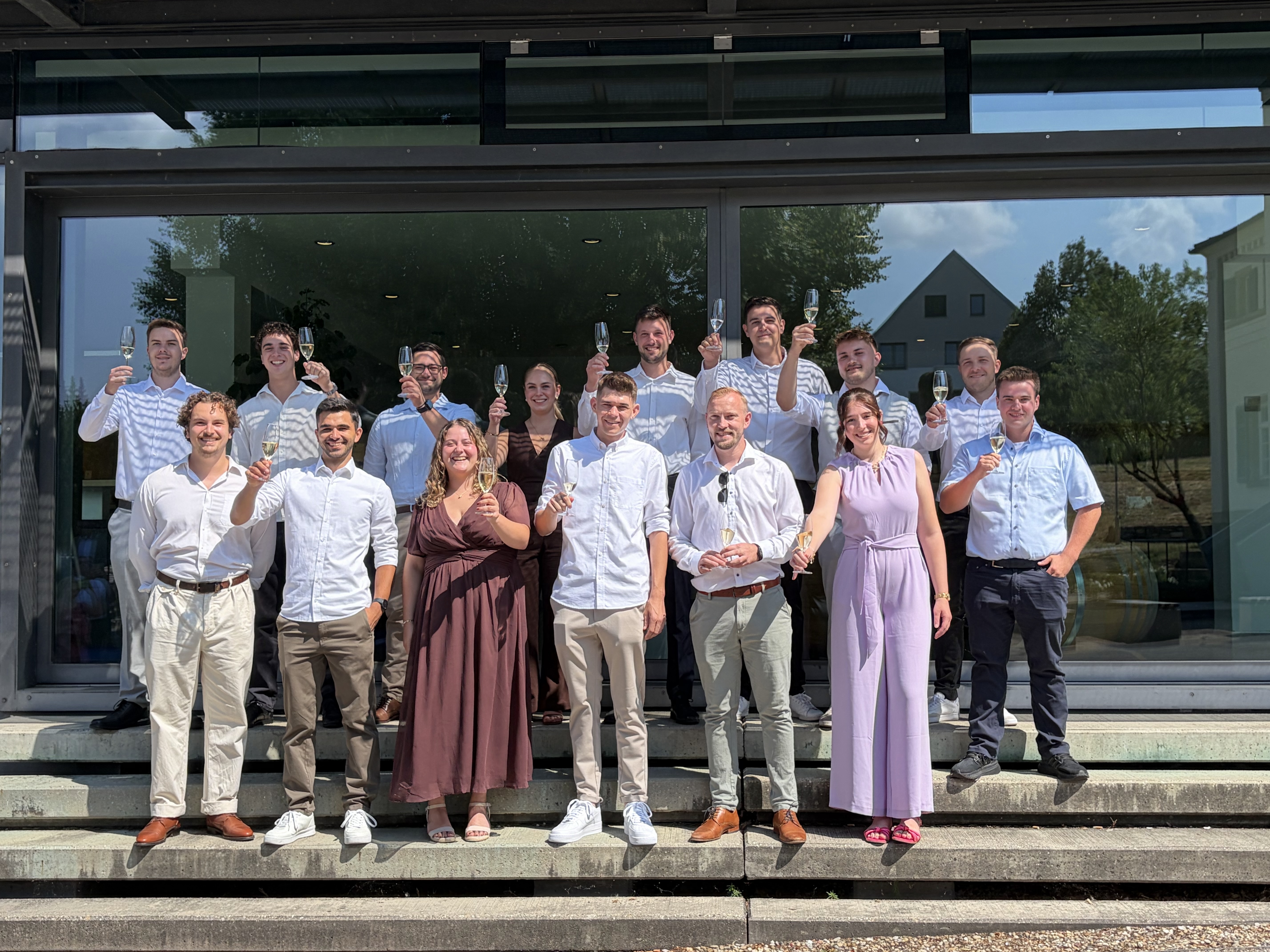 Die graduierten Techniker der LVWO Weinsberg stehe vor der Vinothek des Staatsweingut Weinsberg. 