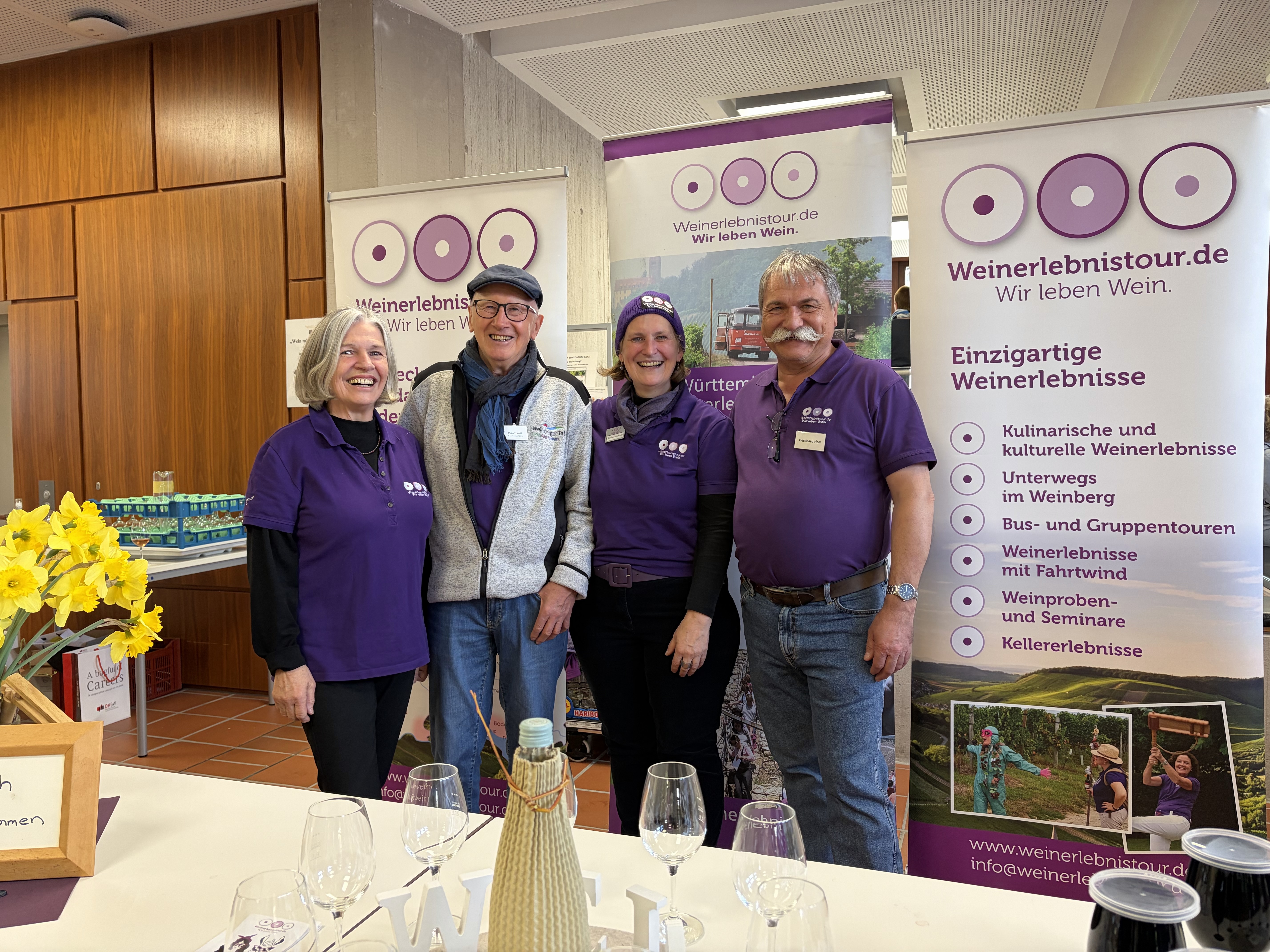Das Team der Weinerlebnisführer Baden-Württemberg am Infostand. 