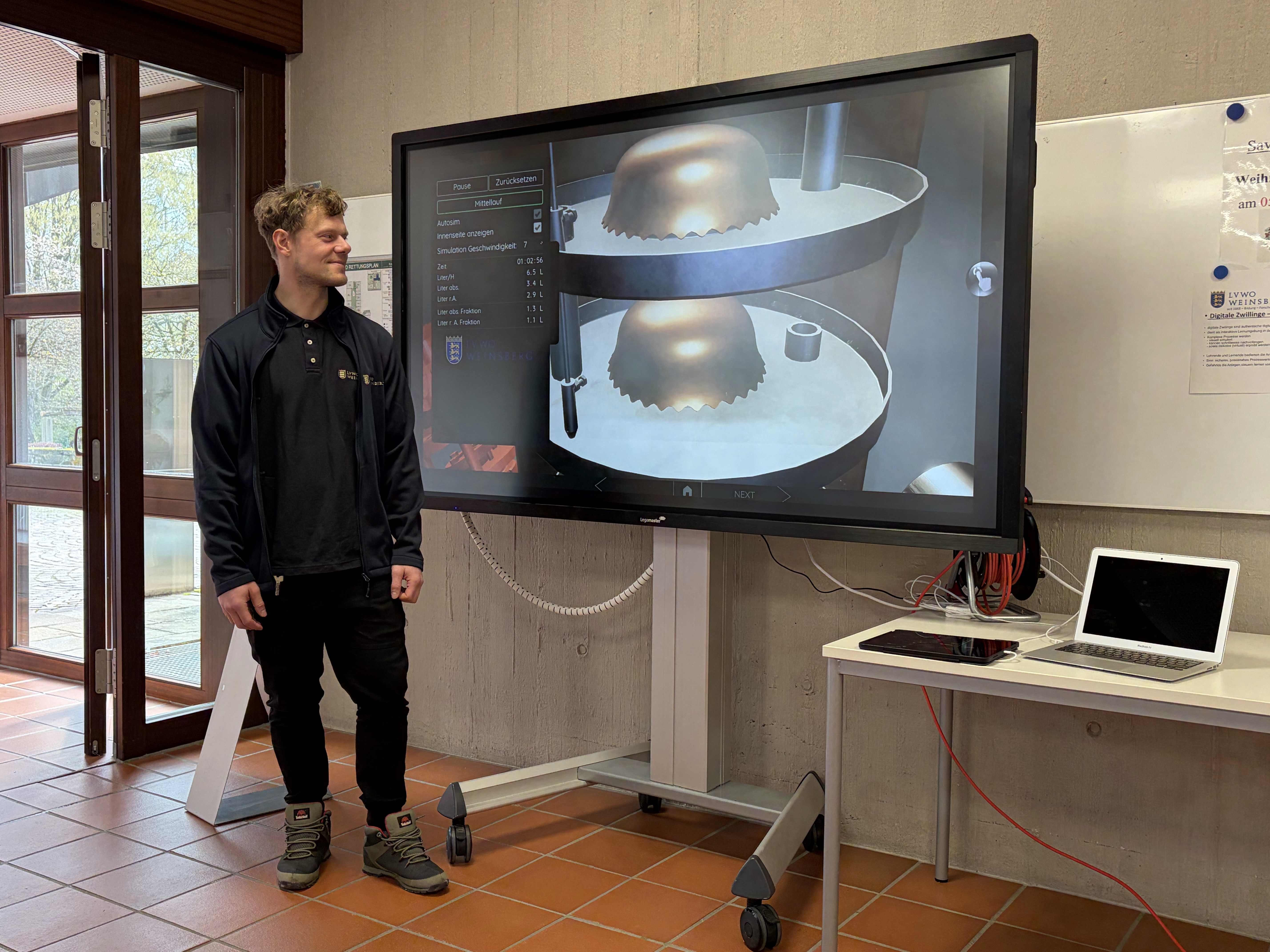 Ein Mitarbeiter der LVWO Weinsberg präsentiert den digitalen Zwilling.