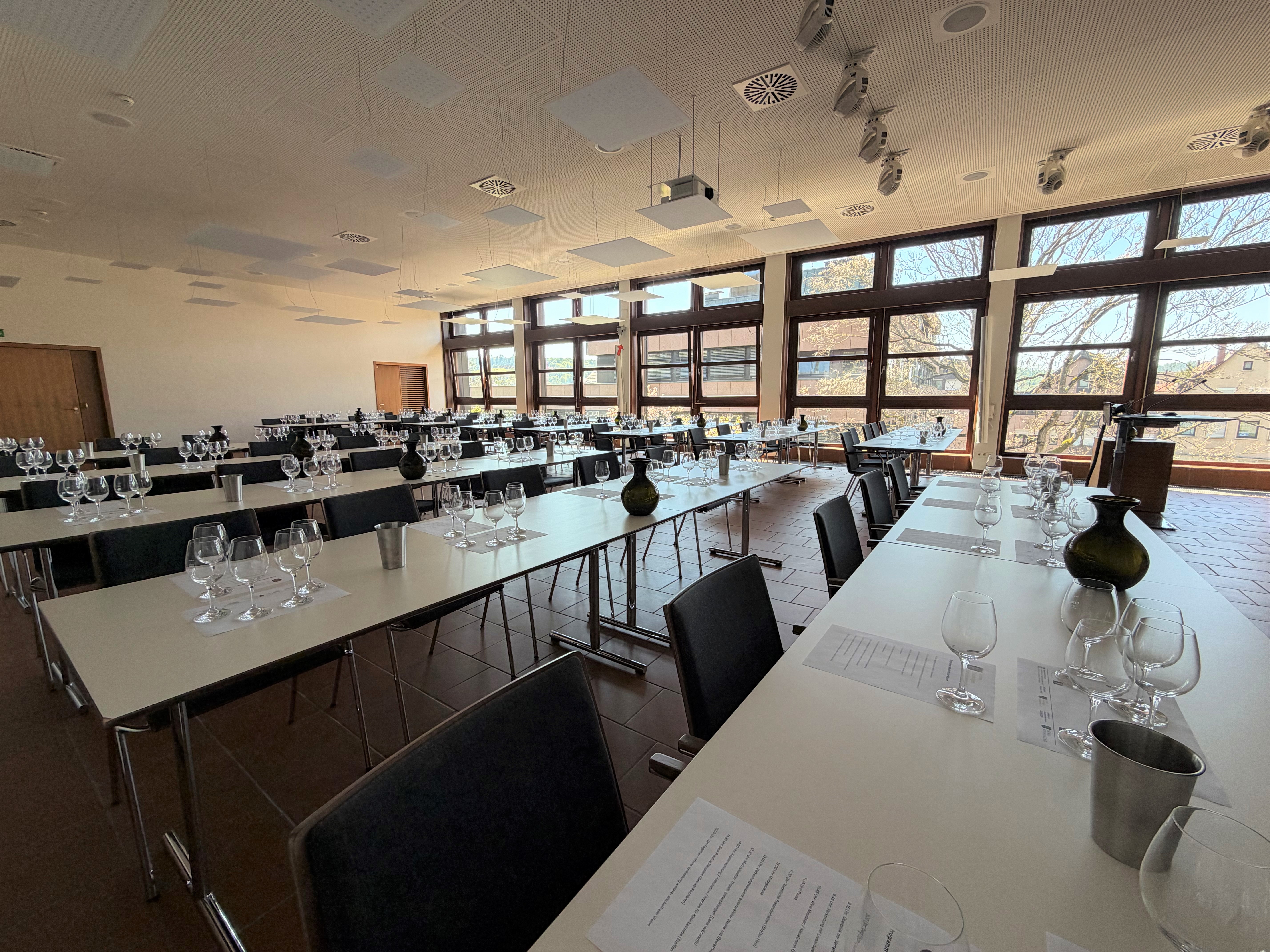 Leerer Seminarraum mit eingedeckten Tischen vor Beginn des Seminars Ruhe vor dem Sturm: Kurz vor Beginn des Seminars „Alkoholfreie Weine“ an der LVWO Weinsberg.