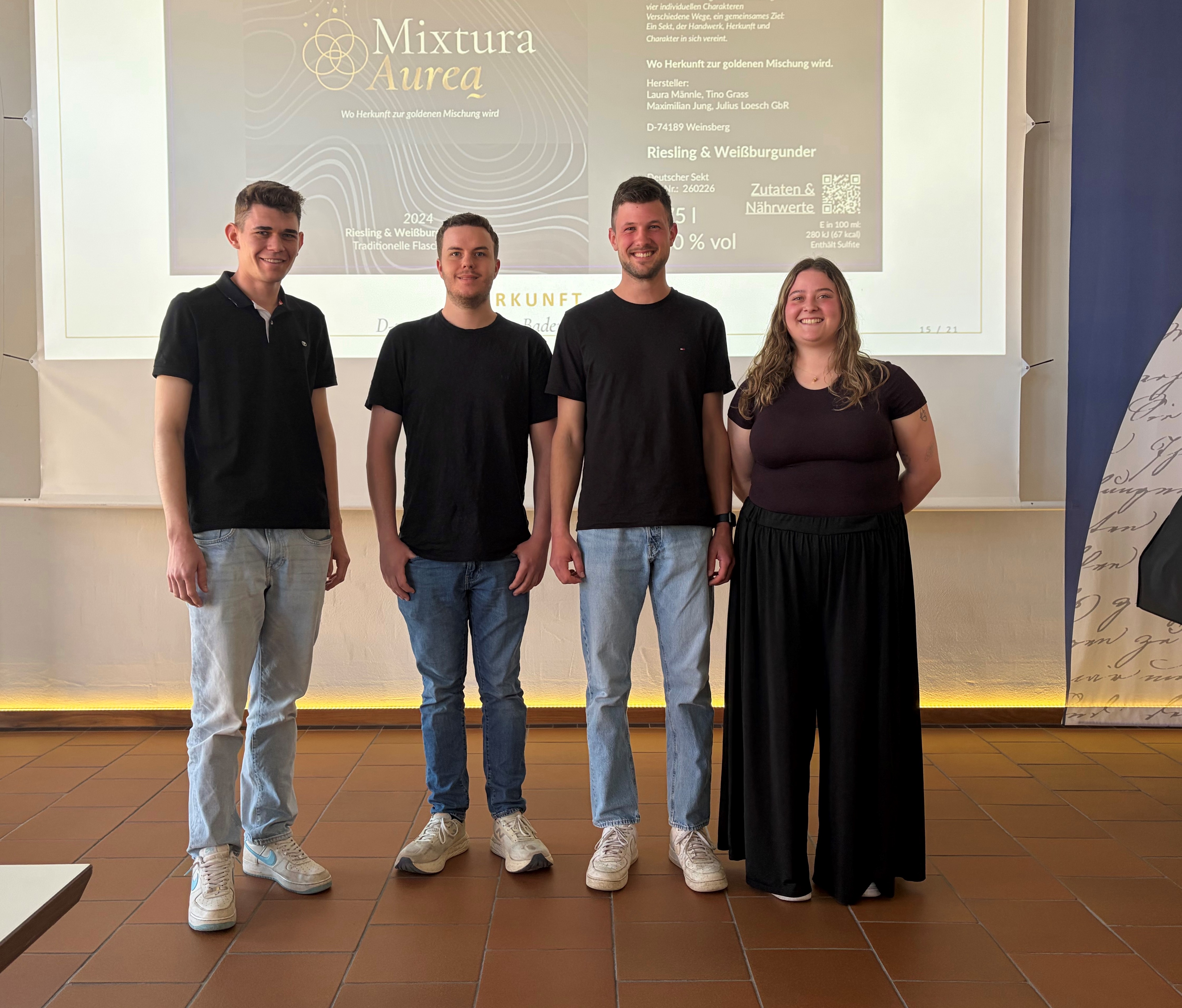 Gruppenfoto der Projektgruppe „Mixtura Aurea“ bei der Abschlusspräsentation.