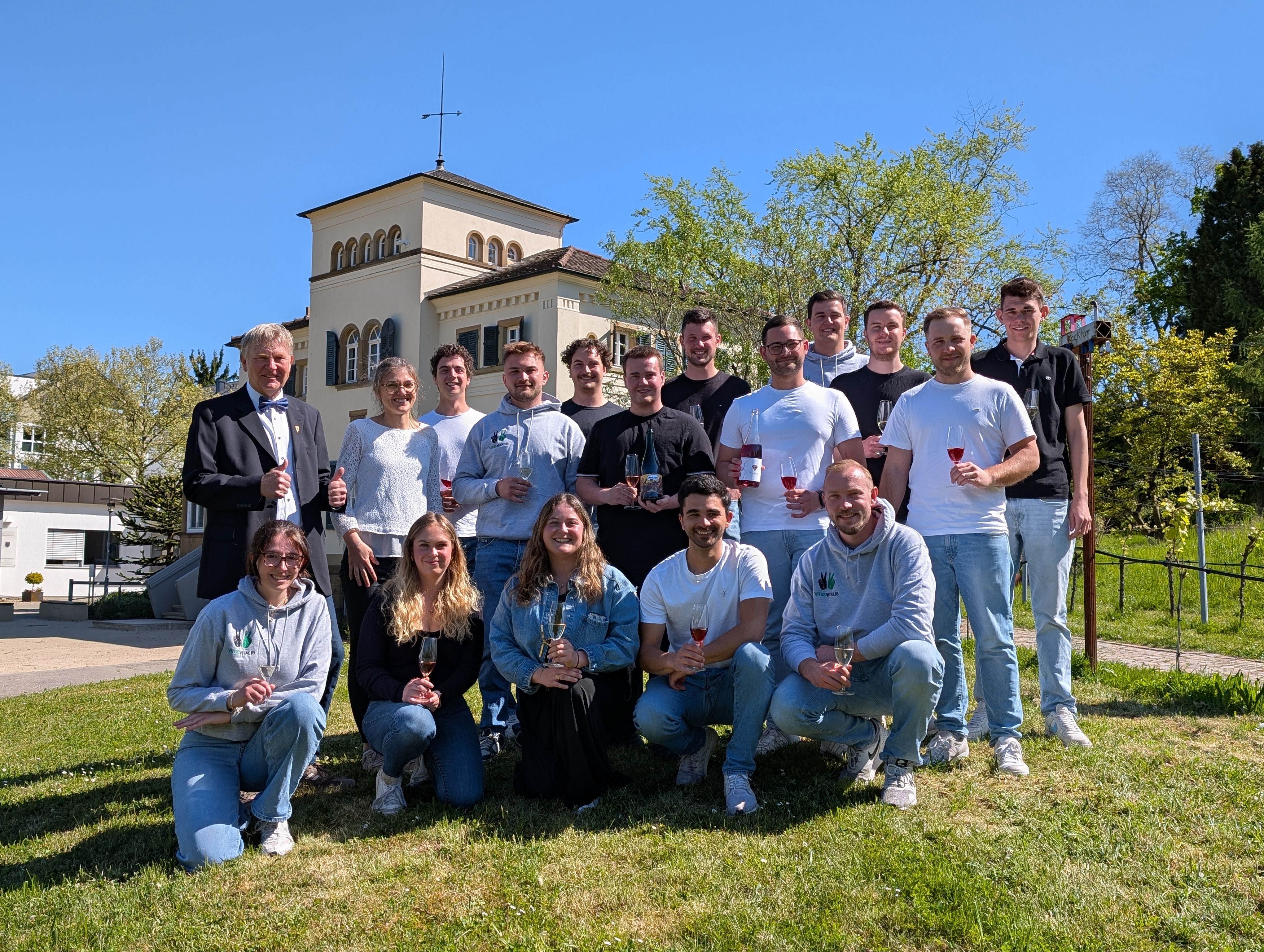 Gruppenfoto der Technikerklasse 2024/26 der LVWO Weinsberg bei der Abschlusspräsentation der Sektprojekte.