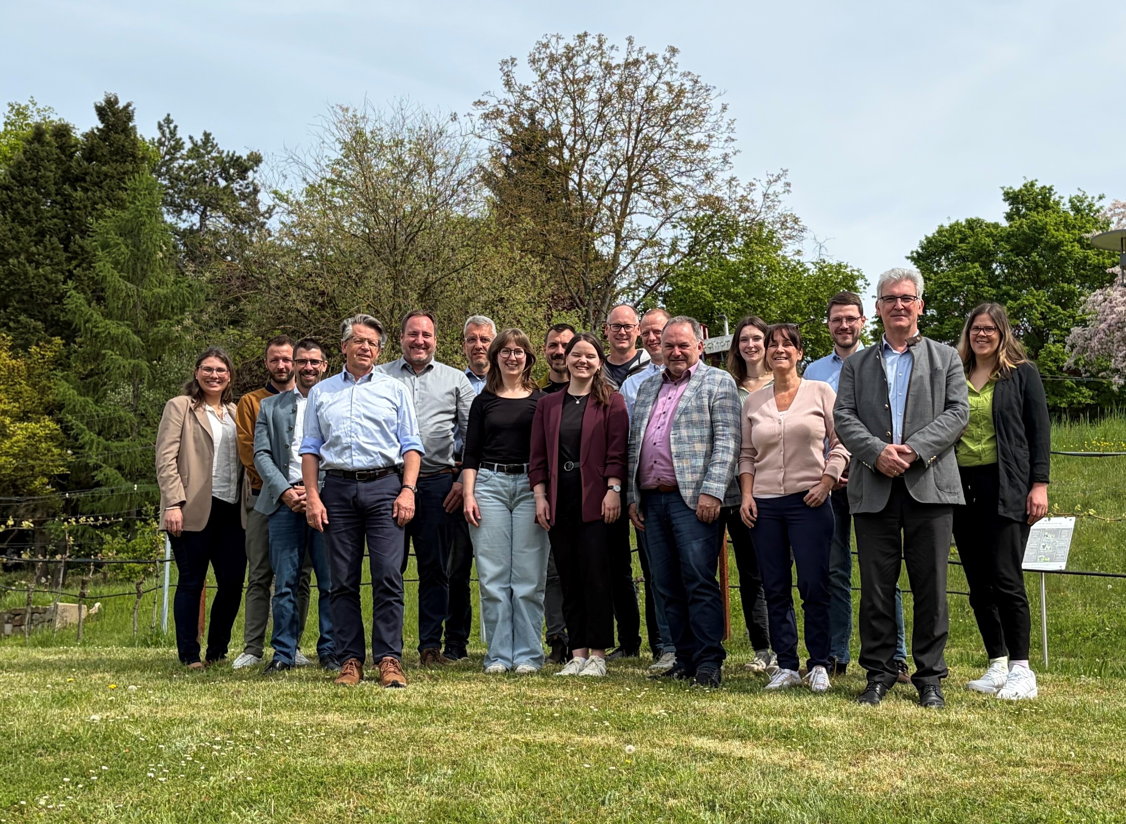 Ein Gruppenbild aller EIP-Traube-Partner auf dem Gelände der LVWO Weinsberg. 